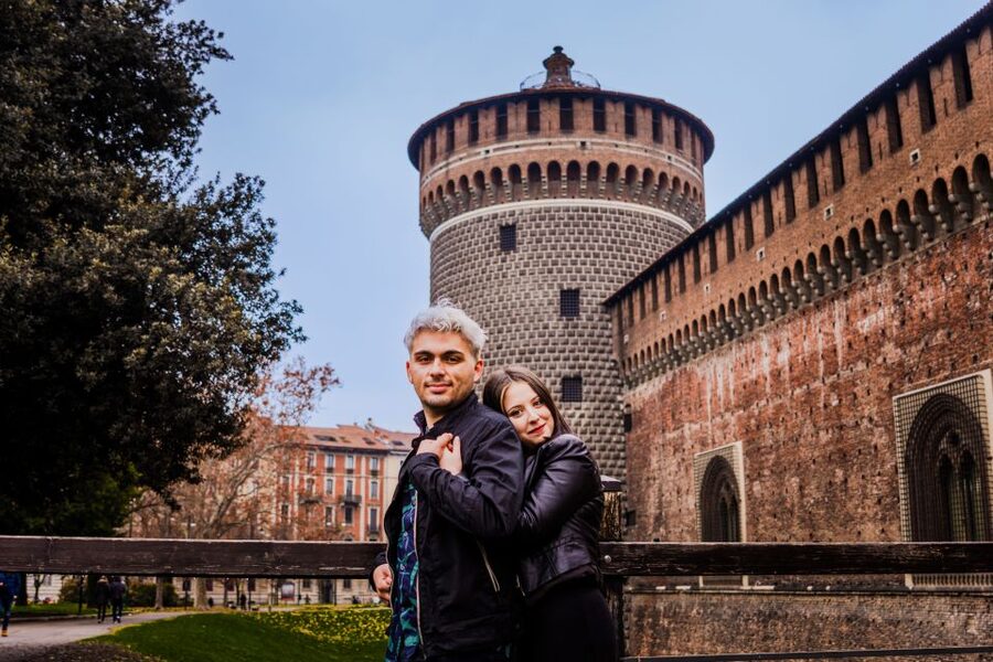 Milan: Professional Photoshoot Outside Sforza Castle - What happens during the 15 to 45 minute session
