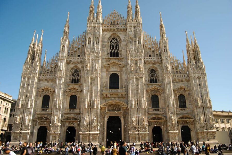 Milano: Highlights Private Tour, Duomo, Castle & Gelato - La Scala offers a quick look at opera culture