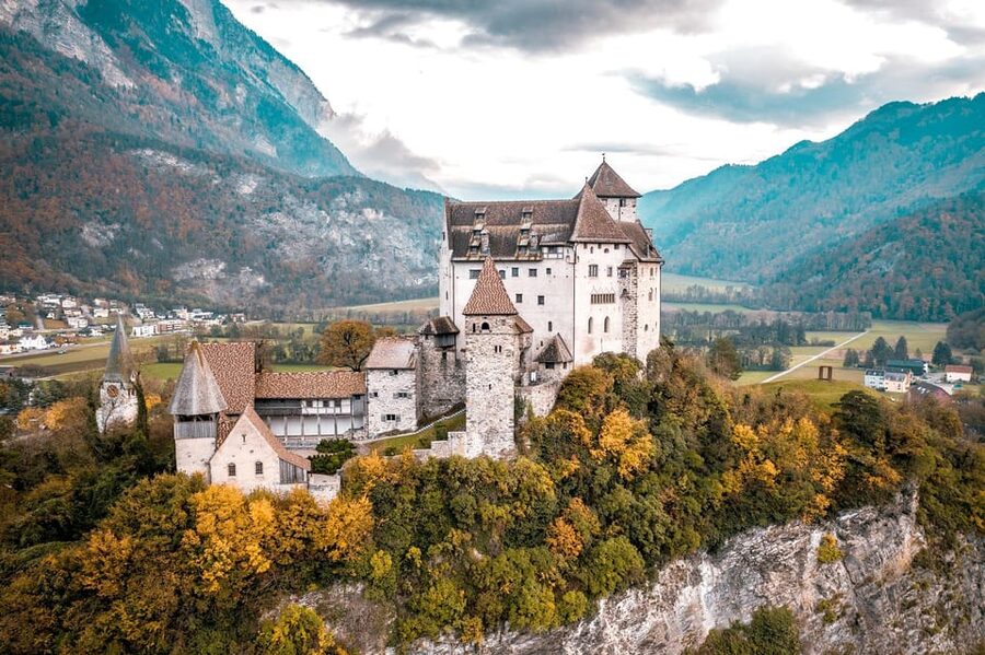 Minivan 8 Places : Dracula Castle, Peles, & Brasov Day Tour - The day’s main strengths and tradeoffs