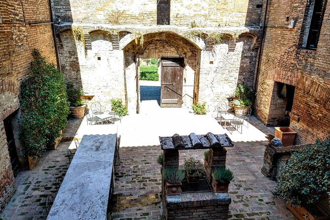 Montalcino: Brunello Wine Tasting & Lunch in a Tuscan Castle - A three-course Tuscan lunch