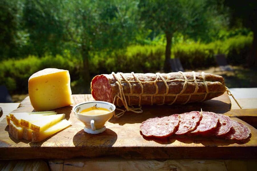 Montone: Medieval Dinner in Cardaneto Castle - Choosing between barbecued beef and grilled vegetables