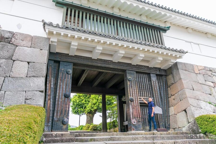 Odawara: Odawara Castle and Town Guided Discovery Tour - Entering the Main Keep
