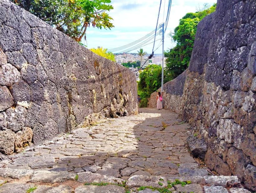 Okinawa: Shurijo Castle & Tamaudun Guided Tour - UNESCO Site - Visiting Shurijo during restoration