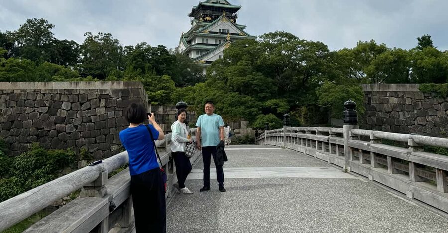 Osaka: Early Morning Osaka Castle Guided Tour, Avoid Crowds - The first viewpoints set the story