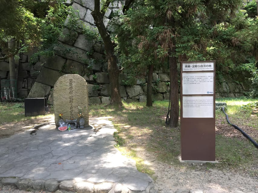 Osaka: Half-Day Private Guided Tour of the Castle - Osaka Castle Park: a green opening to the walk