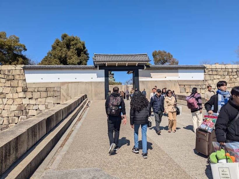 Osaka: Osaka Castle Guided Tour with Local Guide - Inside the keep, history goes floor by floor