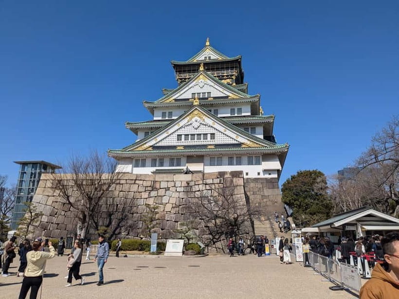 Osaka: Osaka Castle Guided Tour with Local Guide - Meeting at the castle and getting started