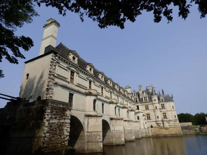 Paris: Loire Valley Castles Tour with Chambord & Chenonceau - The minivan ride and the price of convenience