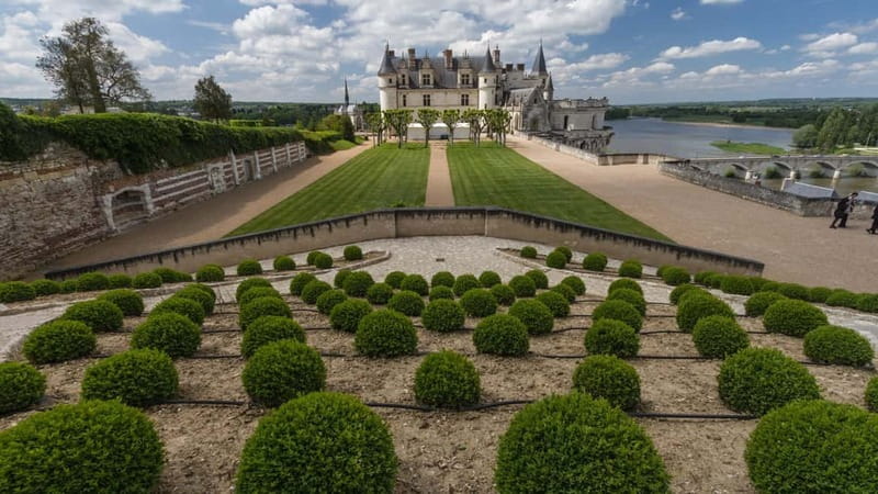 Paris: Loire Valley Castles Tour with Wine Tasting - Chenonceau: the Loire’s most graceful castle