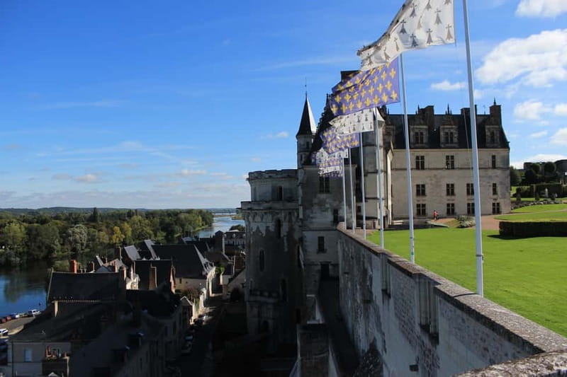 Paris: Loire Valley Castles Tour with Wine Tasting - The Loire winery and its underground side