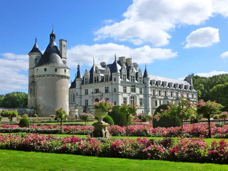 Paris: Loire Valley Castles Tour with Wine Tasting - Audio guides versus a fully guided castle visit