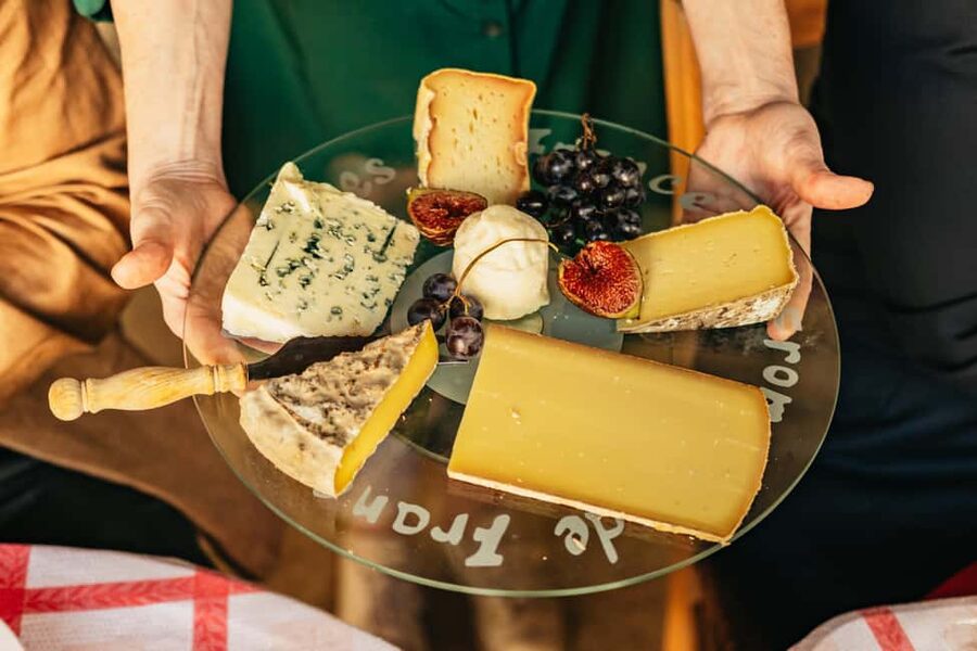 Paris: Loire Valley Chambord Castle, Wine Tasting & Lunch - A Loire lunch with regional food and wine
