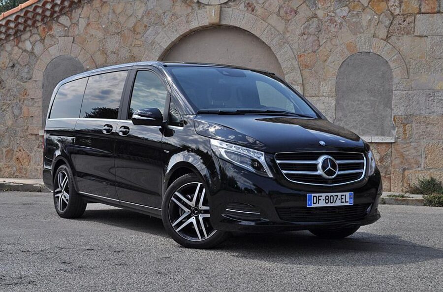 PARIS: Private transfer Château Versailles van 7 people 4H - A private ride built around convenience