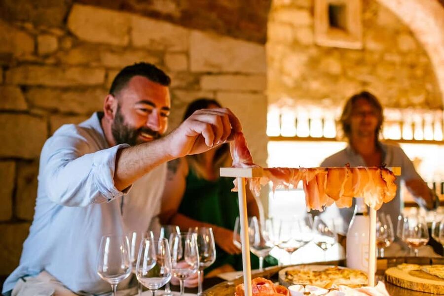 Pastrengo: e-bike tour and wine tasting in the Castle - Key points to know before booking