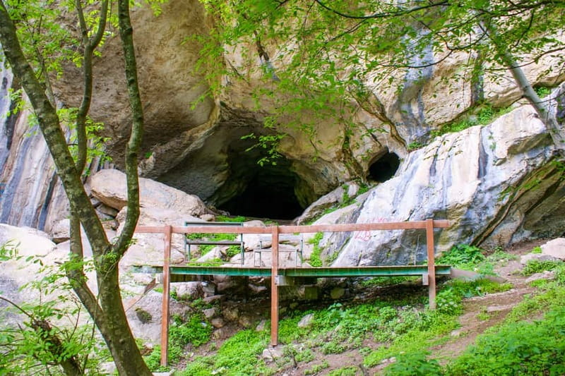 "Pëllumbas Cave, Erzeni Canyon & Petrelë Fortress Excursion" - The optional Petrelë zip line