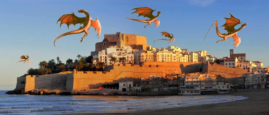 Peñíscola Day Tour: Game of Thrones, Castle Lunch, & Beach Time - Walking through Peñíscola’s old town
