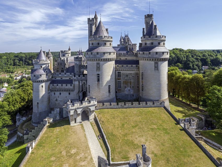 Pierrefonds: Château de Pierrefonds Entrance Ticket - The central courtyard and the first big view