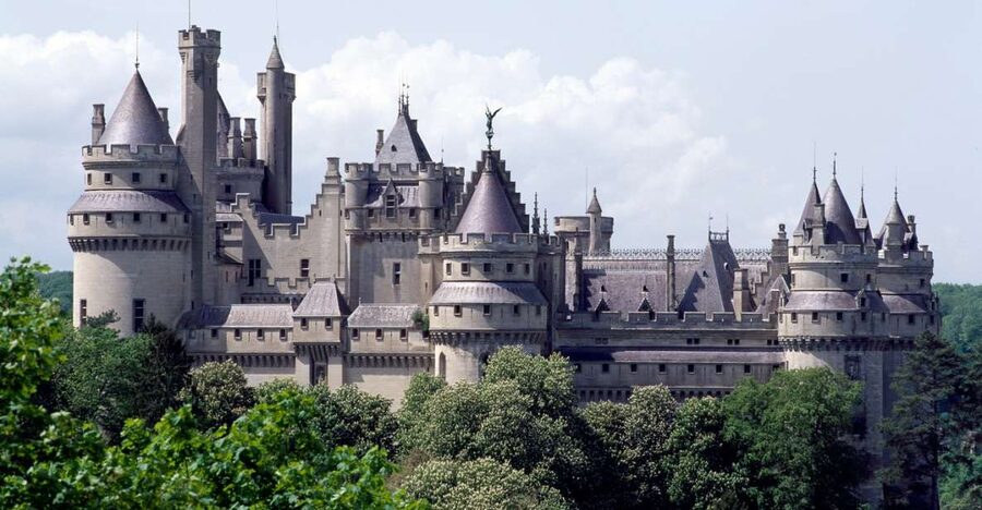 Pierrefonds: Château de Pierrefonds Entrance Ticket - Arriving at the château entrance