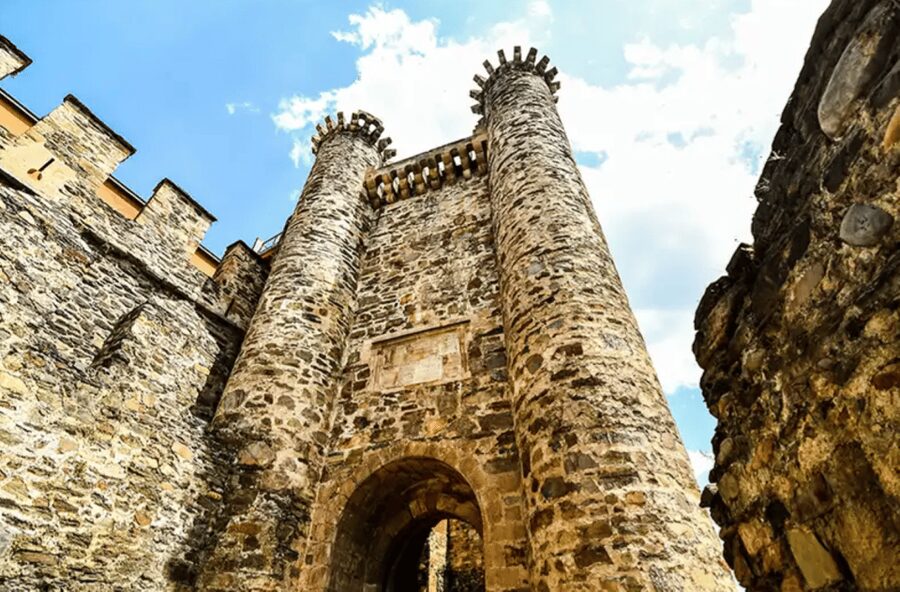Ponferrada: Castle of the Templars Entry and Guided Tour - Starting at the entrance ramp