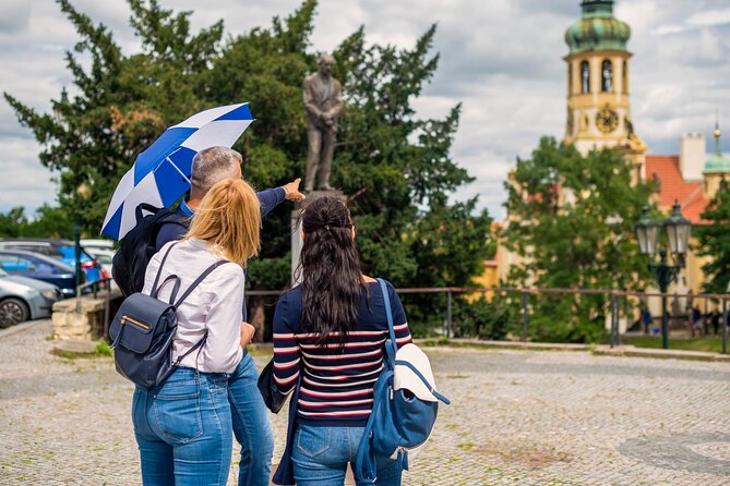 Prague: 1-Hour Castle Tour With Fast-GET Admission Ticket - Entering Prague Castle without the ticket queue
