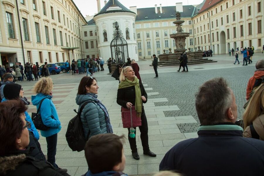 Prague: 3-Hour Old Town and Prague Castle Tour in German - Meeting the guide at Old Town Square