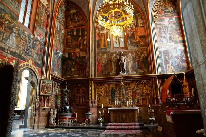 Prague Castle: 1-Hour Introduction Tour with Entry Ticket - The Old Royal Palace and the feel of royal government