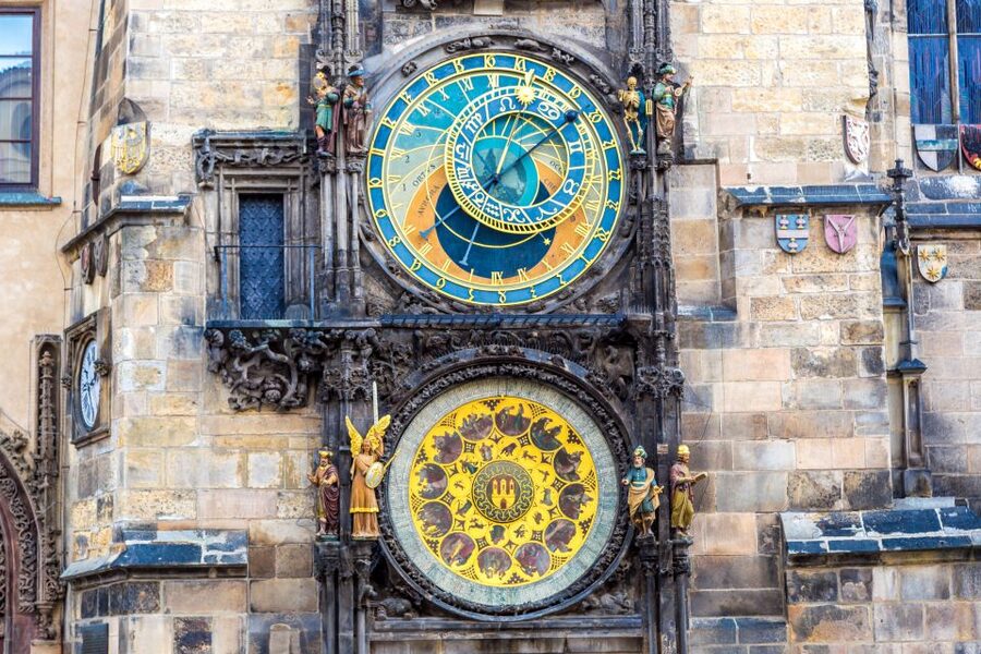 Prague: Castle and Jewish Quarter Tour with Cruise and Lunch - Walking down for views of Prague