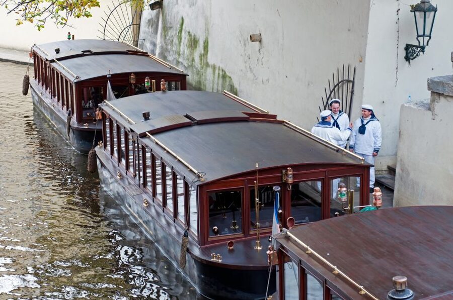 Prague: Castle and Jewish Quarter Tour with Cruise and Lunch - The guides make the biggest difference