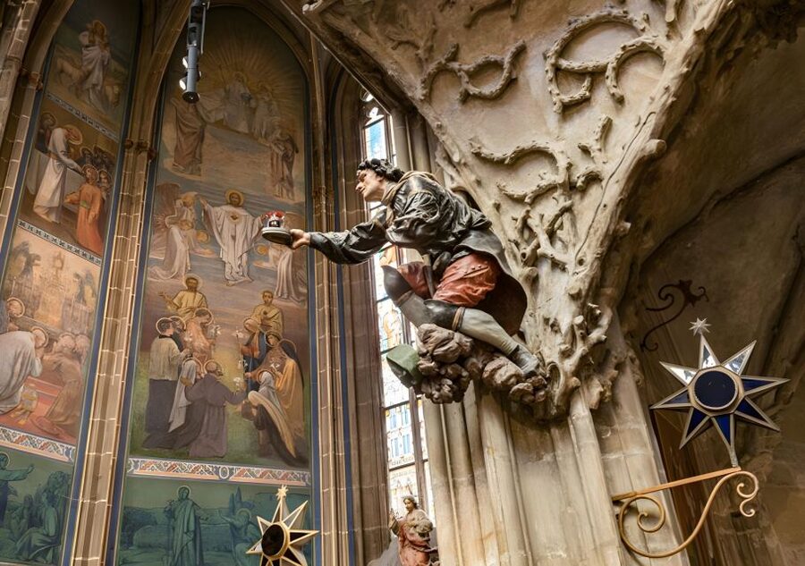 Prague Castle: Royal Palace, Cathedral, and Golden Lane Tour - Guides, language, and the human side of the tour