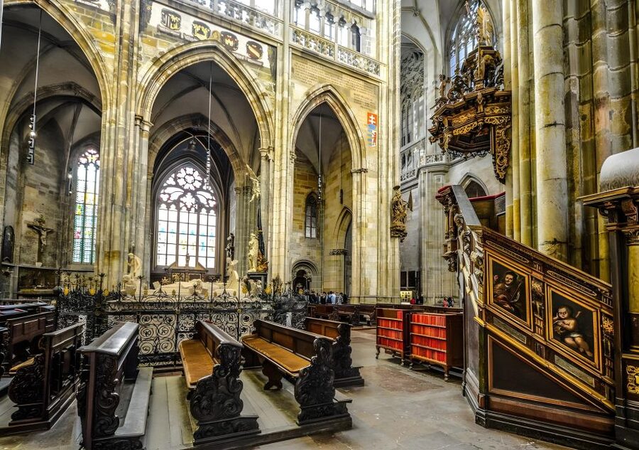 Prague Castle: Royal Palace, Cathedral, and Golden Lane Tour - The Old Royal Palace and Vladislav Hall
