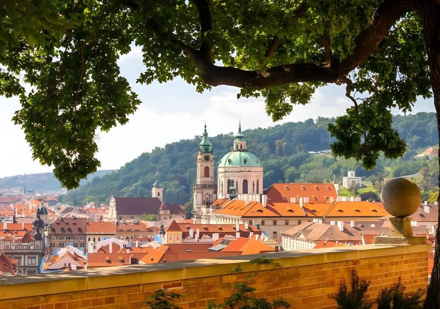 Prague Castle: Royal Palace, Cathedral, and Golden Lane Tour - Golden Lane and the colorful houses