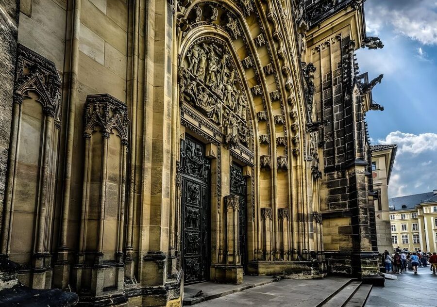 Prague Castle: Royal Palace, Cathedral, and Golden Lane Tour - Reaching Prague Castle without underestimating the hill