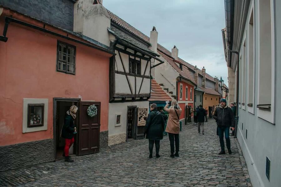 Prague Castle, St. Vitus Cathedral, Royal Palace, St. George's Basilica - Golden Lane, alchemists and Franz Kafka