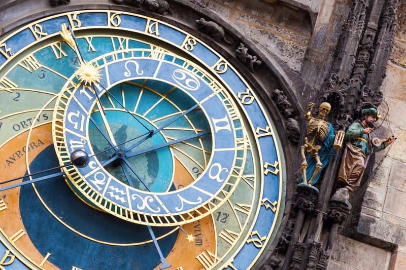 Prague: Old Town, Prague Castle & River Cruise Day Tour - Prague Castle, from medieval power to modern government