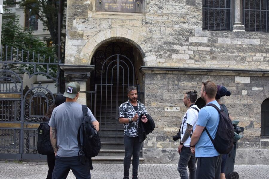 Prague: Old Town, Prague Castle & River Cruise Day Tour - The guides are a major part of the value