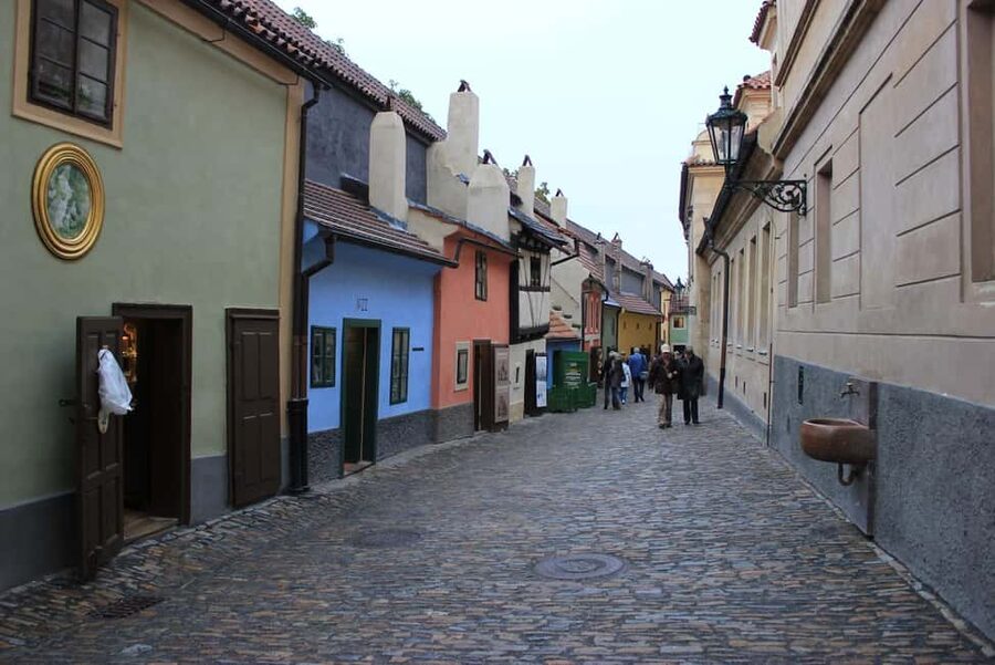 Prague: Prague Castle Walking Tour with Golden Lane in German - Who will get the most from this tour?