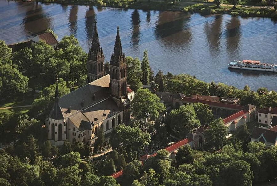 Prague Private Highlights Tour: Castle, Bridge & Old Town - The driver guide is helpful, but know the limits