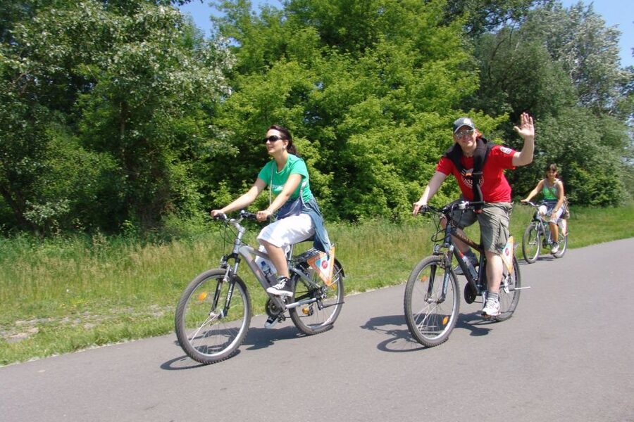 Prague: River & Park Bike Tour to Troja Chateau - Key points at a glance