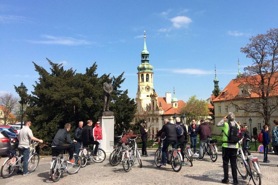 Prague: Stunning Viewpoints, Castle, City & Park E-Bike Tour - Kampa Island and the beer garden pause