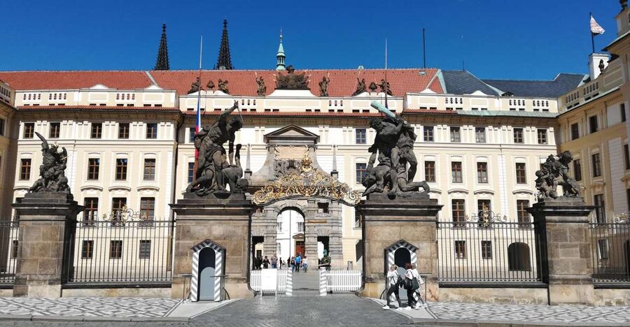Prague: Tour to Prague Castle with tickets included. Spanish - Starting at Malostranská and riding uphill
