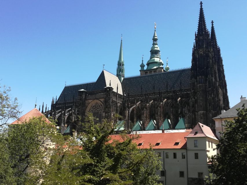 Prague: Tour to Prague Castle with tickets included. Spanish - Prague Castle, seen as a working royal center