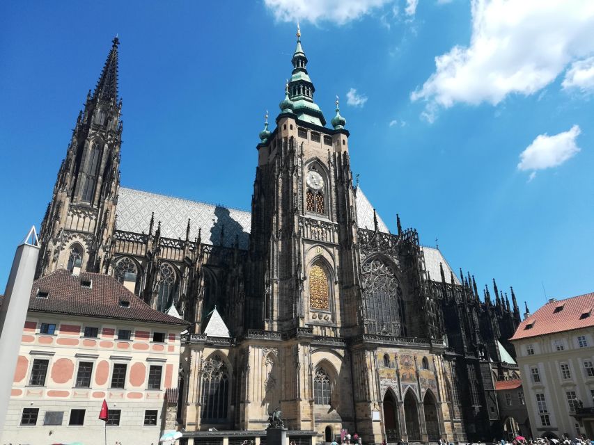 Prague: Tour to Prague Castle with tickets included. Spanish - St. George’s Basilica brings a quieter mood