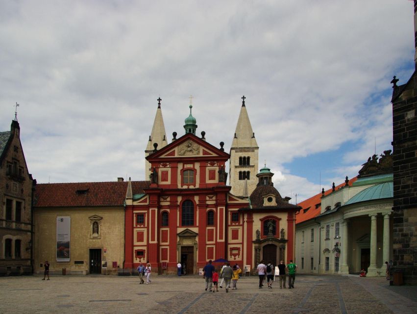 Prague: Tour to Prague Castle with tickets included. Spanish - Golden Lane is a charming final stop