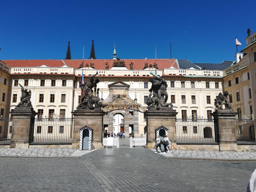 Prague: Tour to Prague Castle with tickets included. Spanish - Who should book this experience?