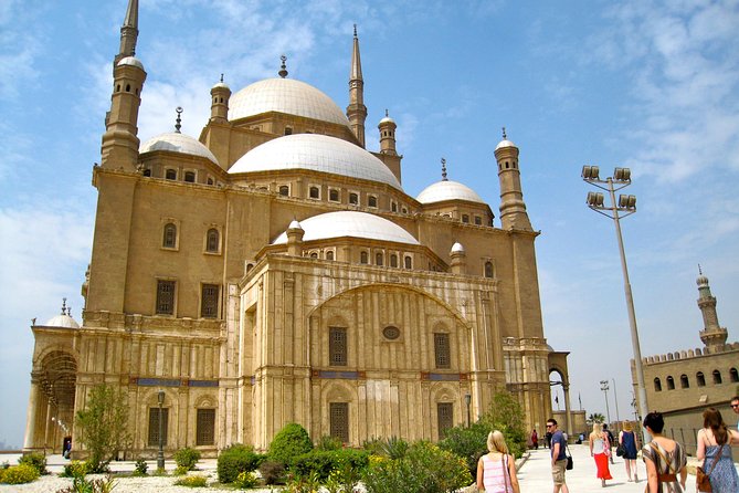 Private Cairo Tour to Pyramids of Giza Museum Citadel - Giza: two hours among the three pyramids