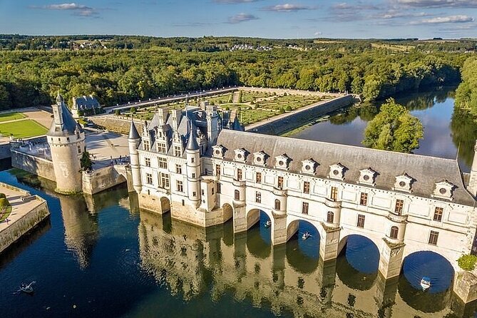 Private Day Trip to the Châteaux DE la Loire - Four details that shape the day