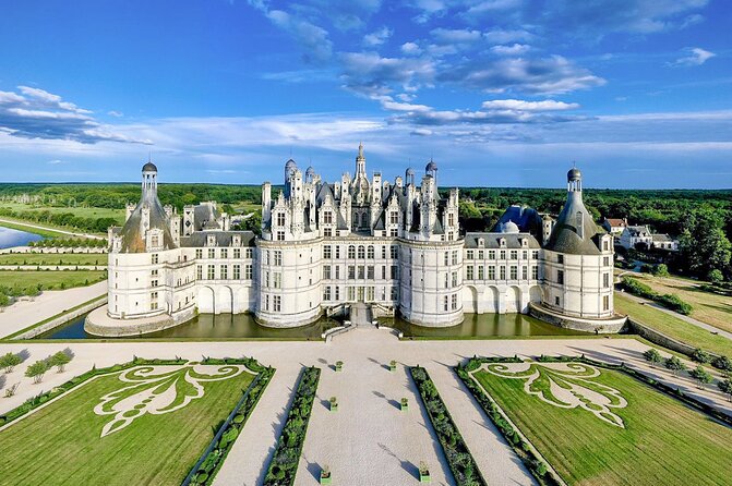 Private Day Trip to the Châteaux DE la Loire - Blois: a practical lunch stop in the middle