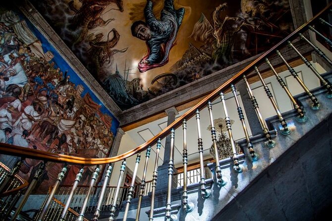 PRIVATE Tour Chapultepec Castle - Walking uphill to Chapultepec Castle