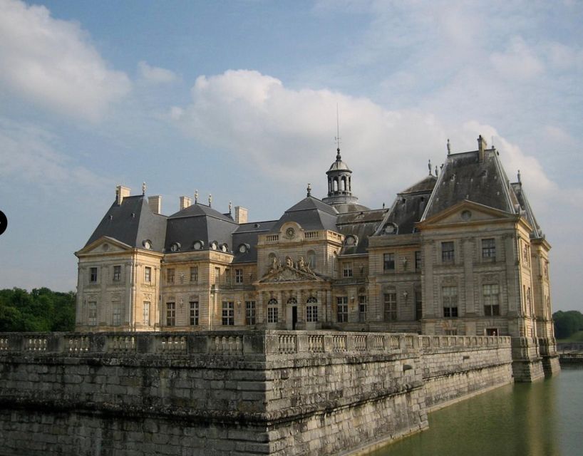 Private tour: Chateaux de Vaux le Vicomte & Fontainebleau - Lunch in Fontainebleau, with the choice left to you