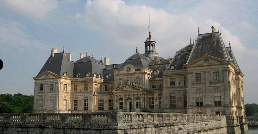 Private tour: Chateaux de Vaux le Vicomte & Fontainebleau - Arriving at Château de Fontainebleau